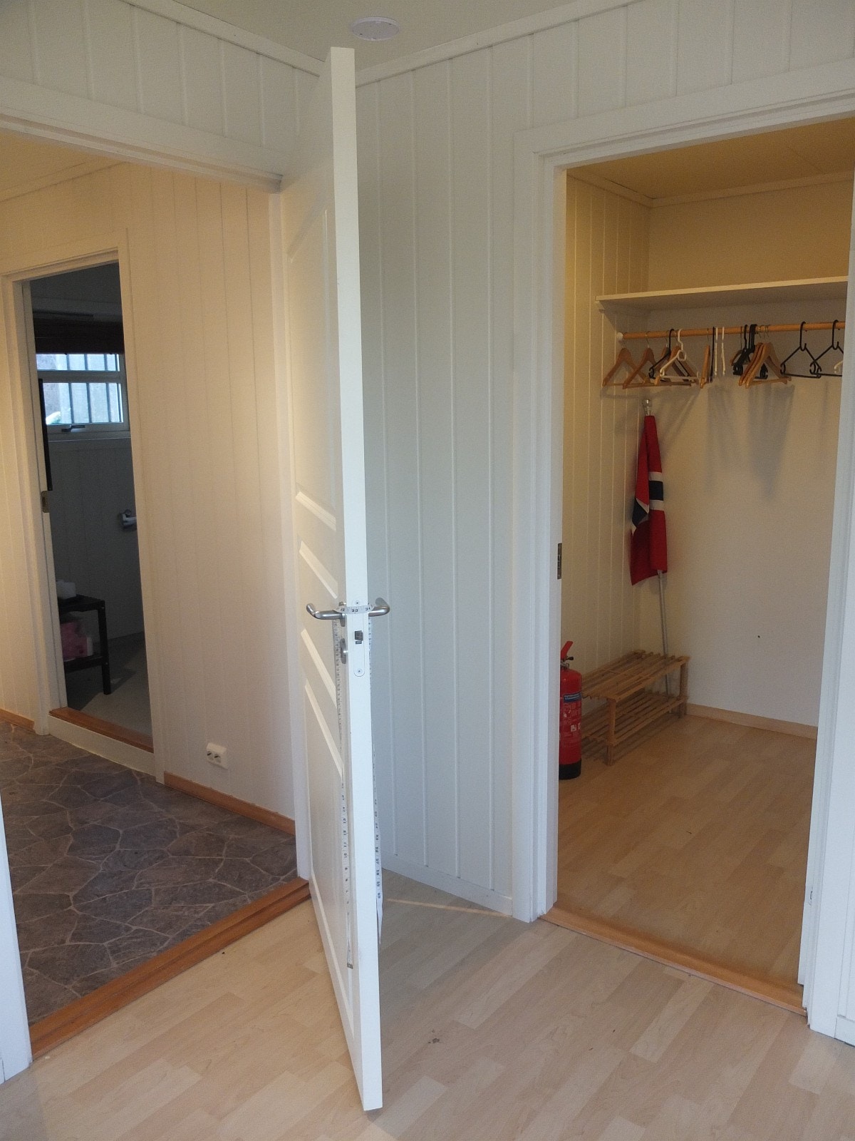 gang med inngang til bod på 2-3m2 Galleribilde