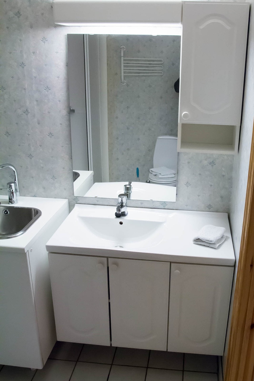 På badet er det vask i seksjon, wc, dusj og vaskemaskin Galleribilde