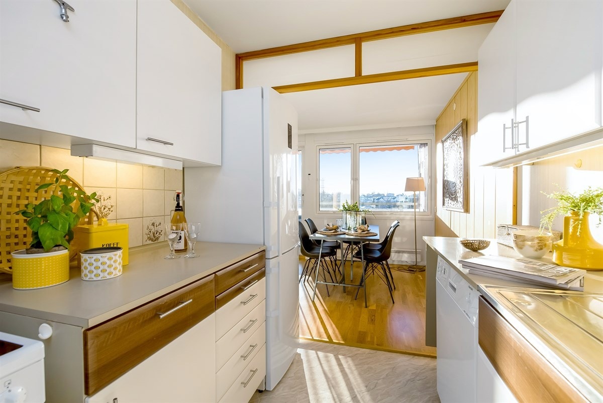 Kjøkken med glatte fronter. Fliser over benkeskap. Galleribilde