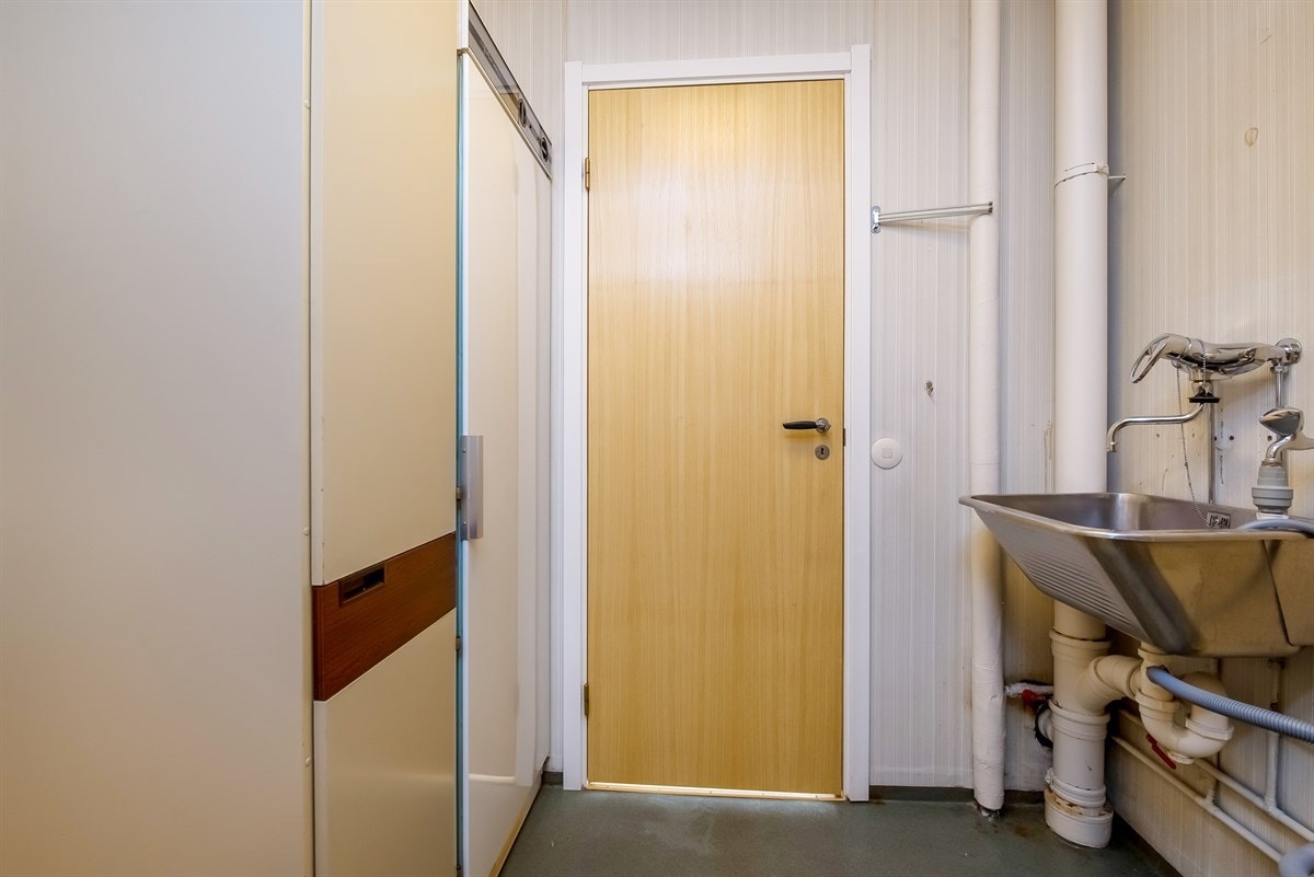 Innvendig bod plassbygd skap samt utslagsvask. Galleribilde