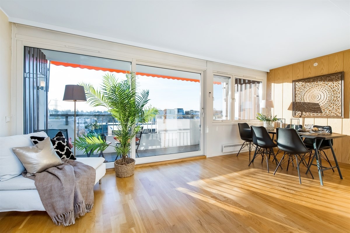 Store vindusflater som gir gode lysforhold. Galleribilde