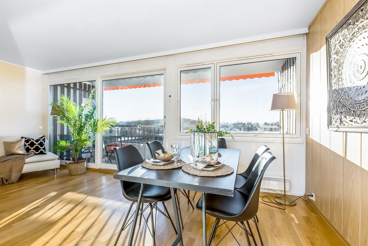 Stue med plass til stort spisebord. Galleribilde