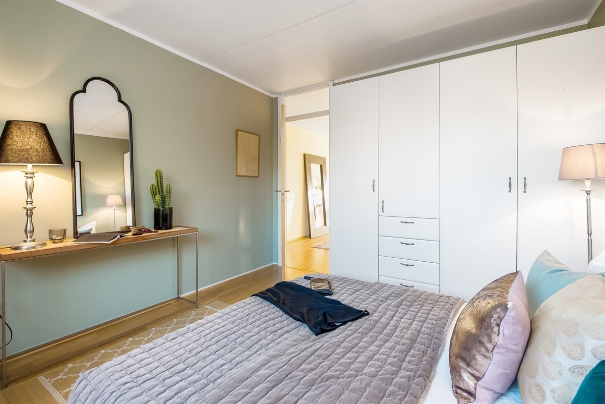 Soverom 1 med garderobeskap. Galleribilde