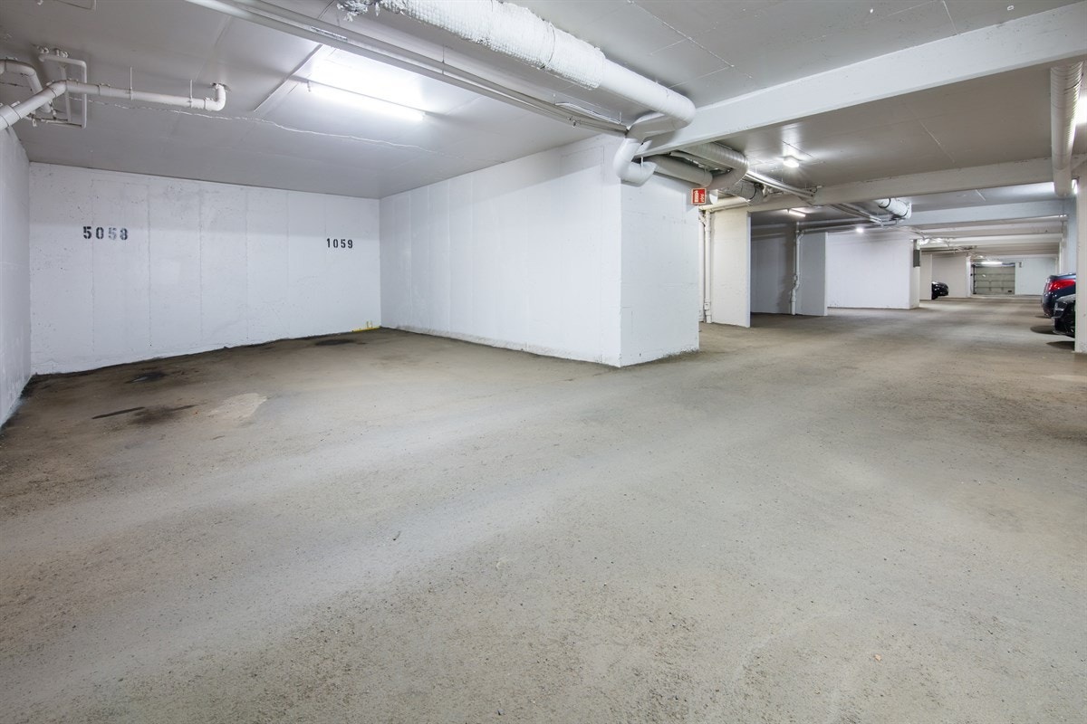 Det følger med en biloppstillingsplass merket 5058 i felles garasjeanlegg under blokken med heisadkomst. Galleribilde