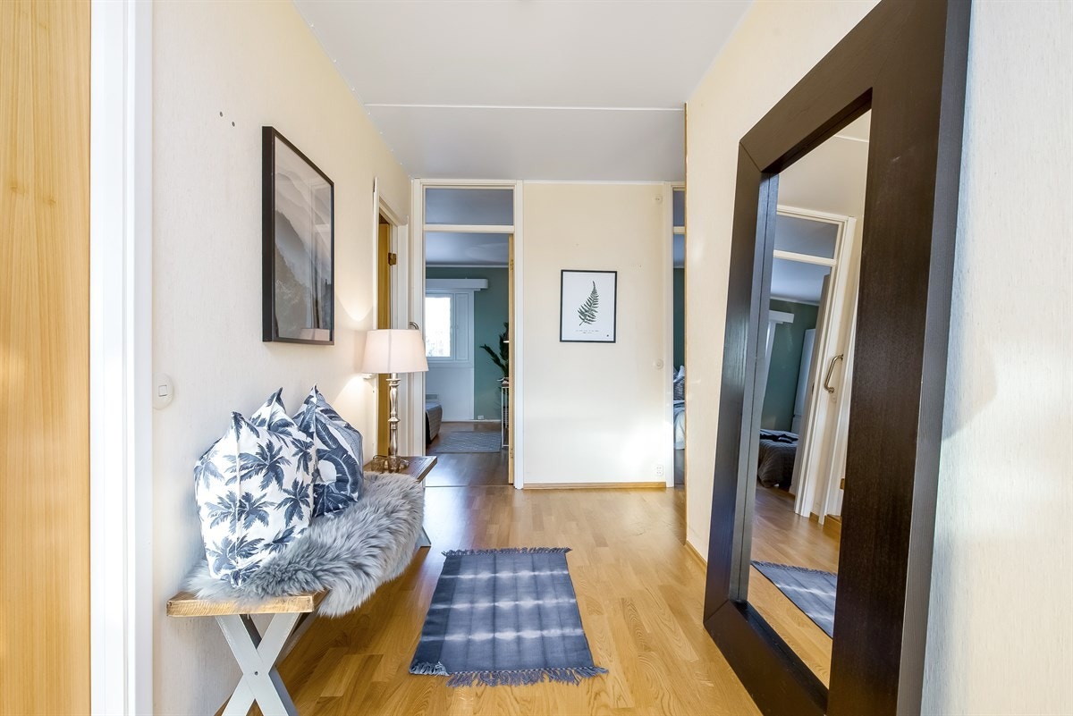 Entré med plass til yttertøy. Galleribilde