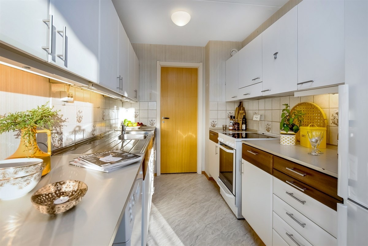 Kjøkken med ventilator med filter og opplegg for oppvaskmaskin. Galleribilde