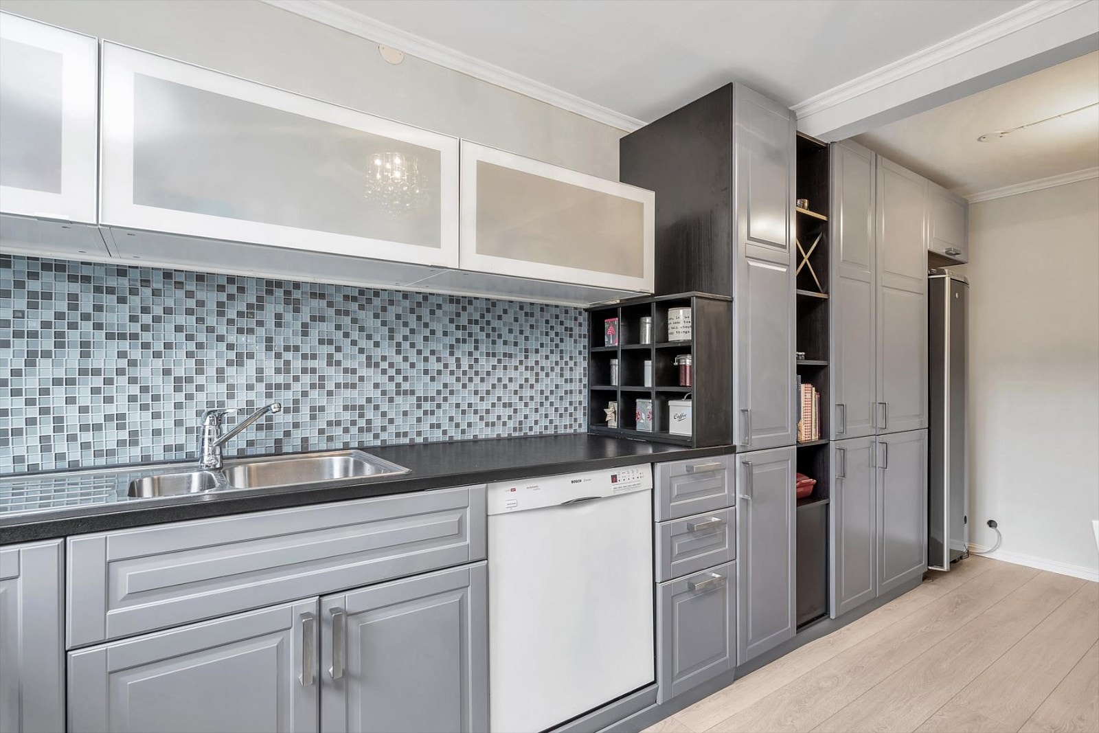 Godt utnyttet med mye skap- og benkplass. Galleribilde