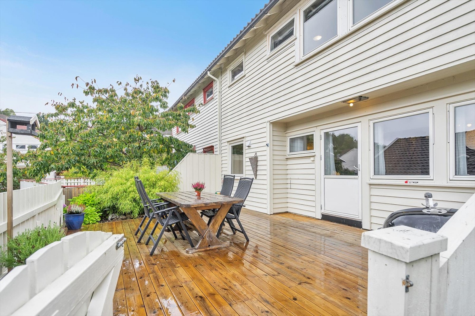 Pent opparbeidet uteplass med stor terrasse. Galleribilde