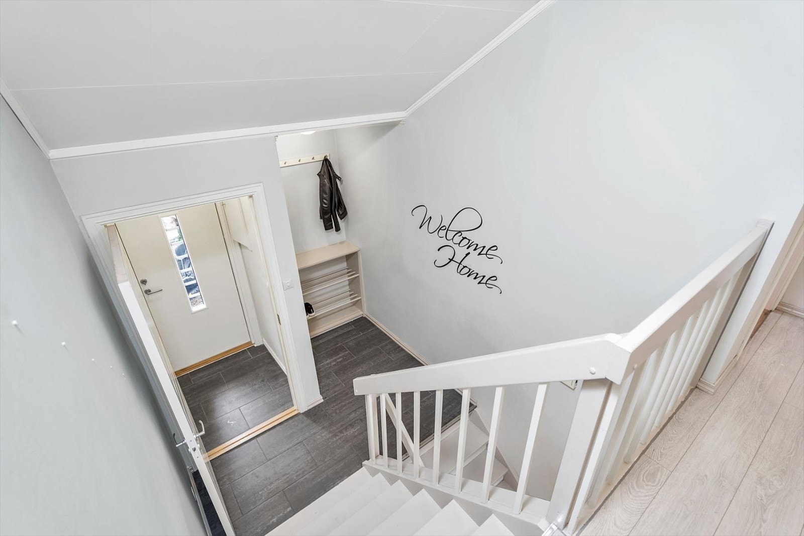 Vindfang og entre med flislagt gulv. God plass til yttertøy og sko. Galleribilde