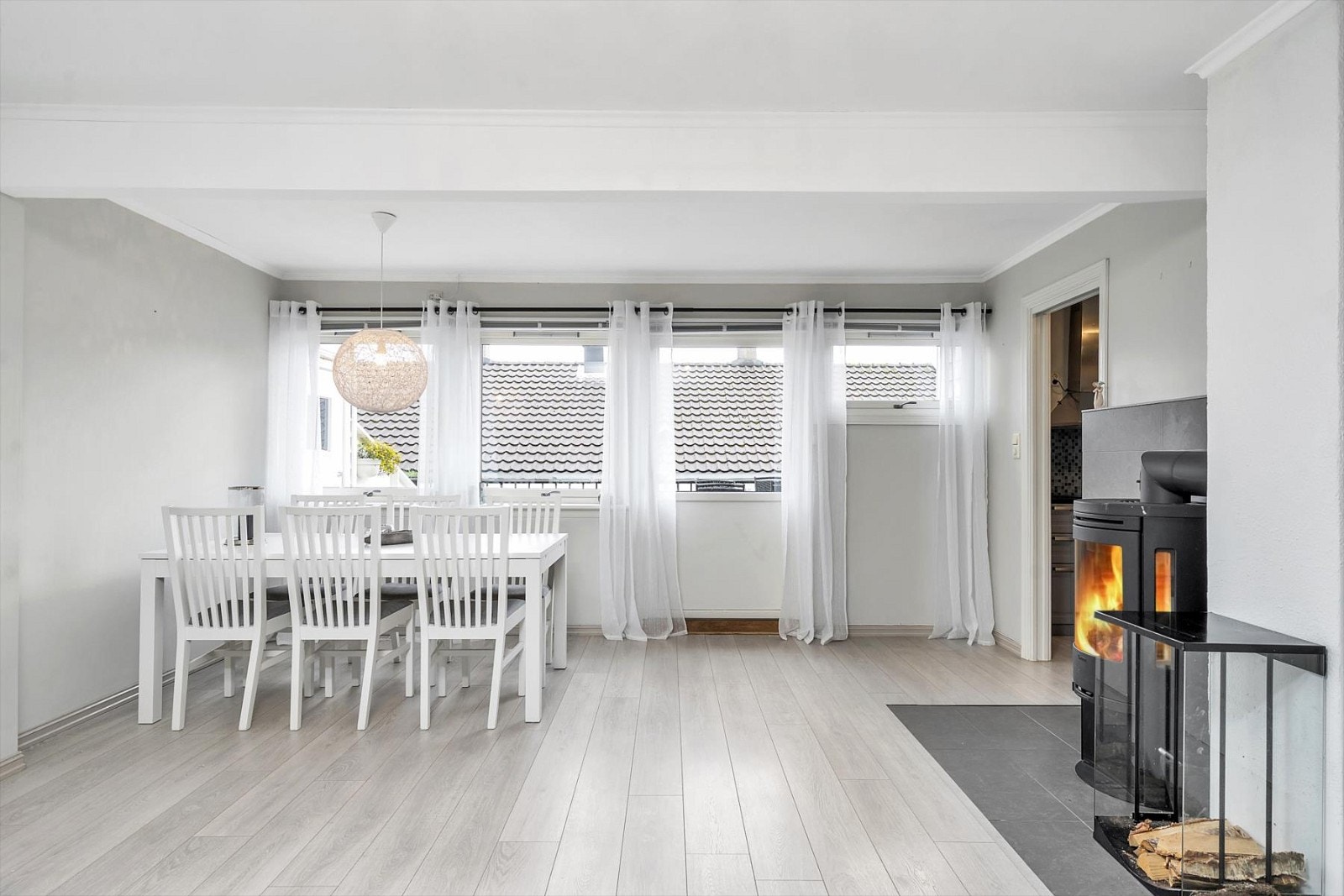 Store vindusflater gir godt med naturlig lys og bidrar til en behagelig romfølelse. Galleribilde