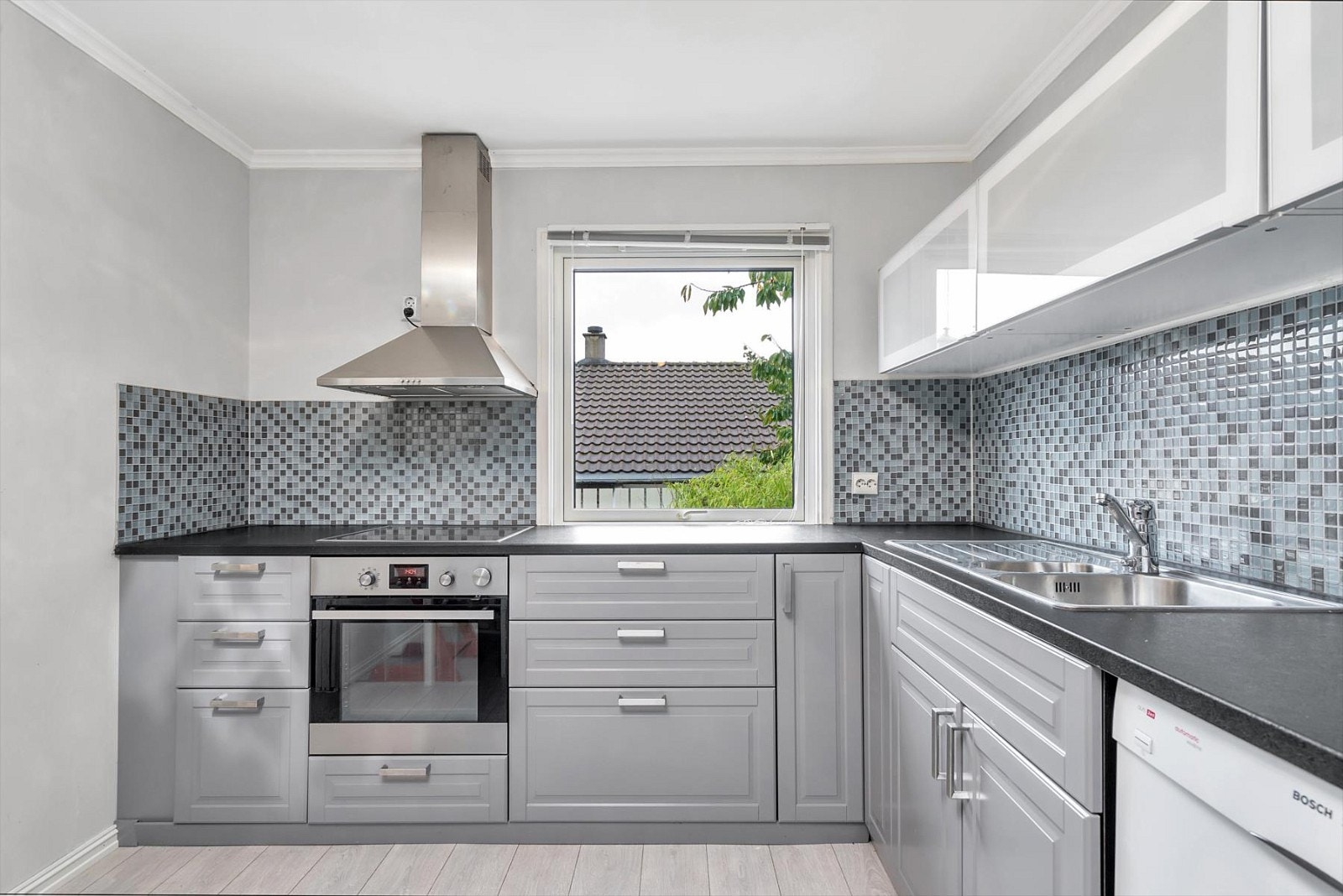 Lekkert kjøkken med innredning fra IKEA, 2014. Galleribilde