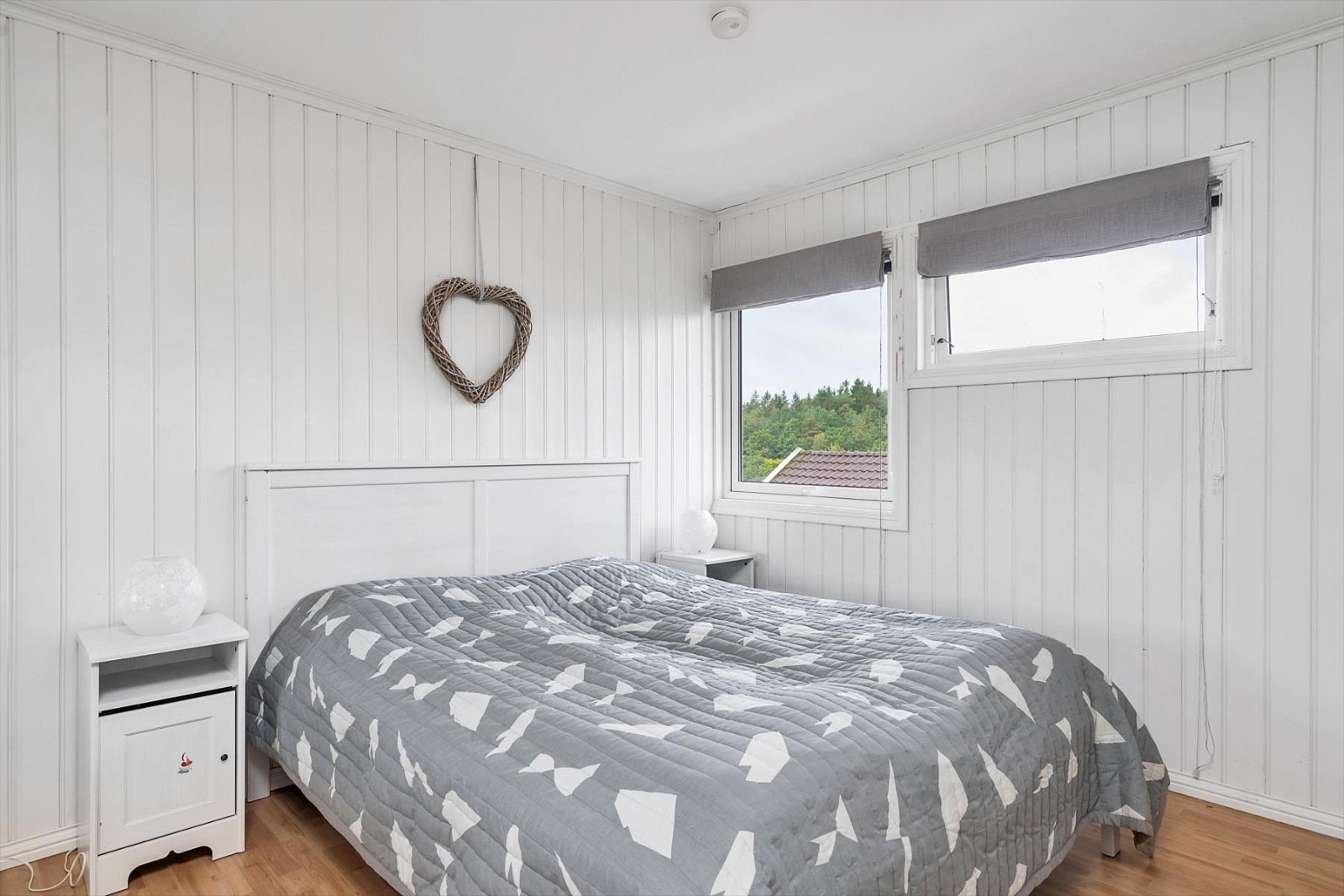 Hovedsoverom med stor skyvedørsgarderobe. Galleribilde