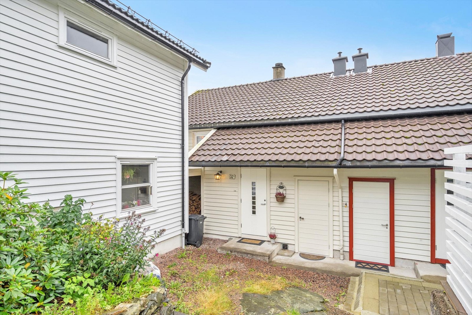 Trivelig inngangsparti med vedskjul. Galleribilde