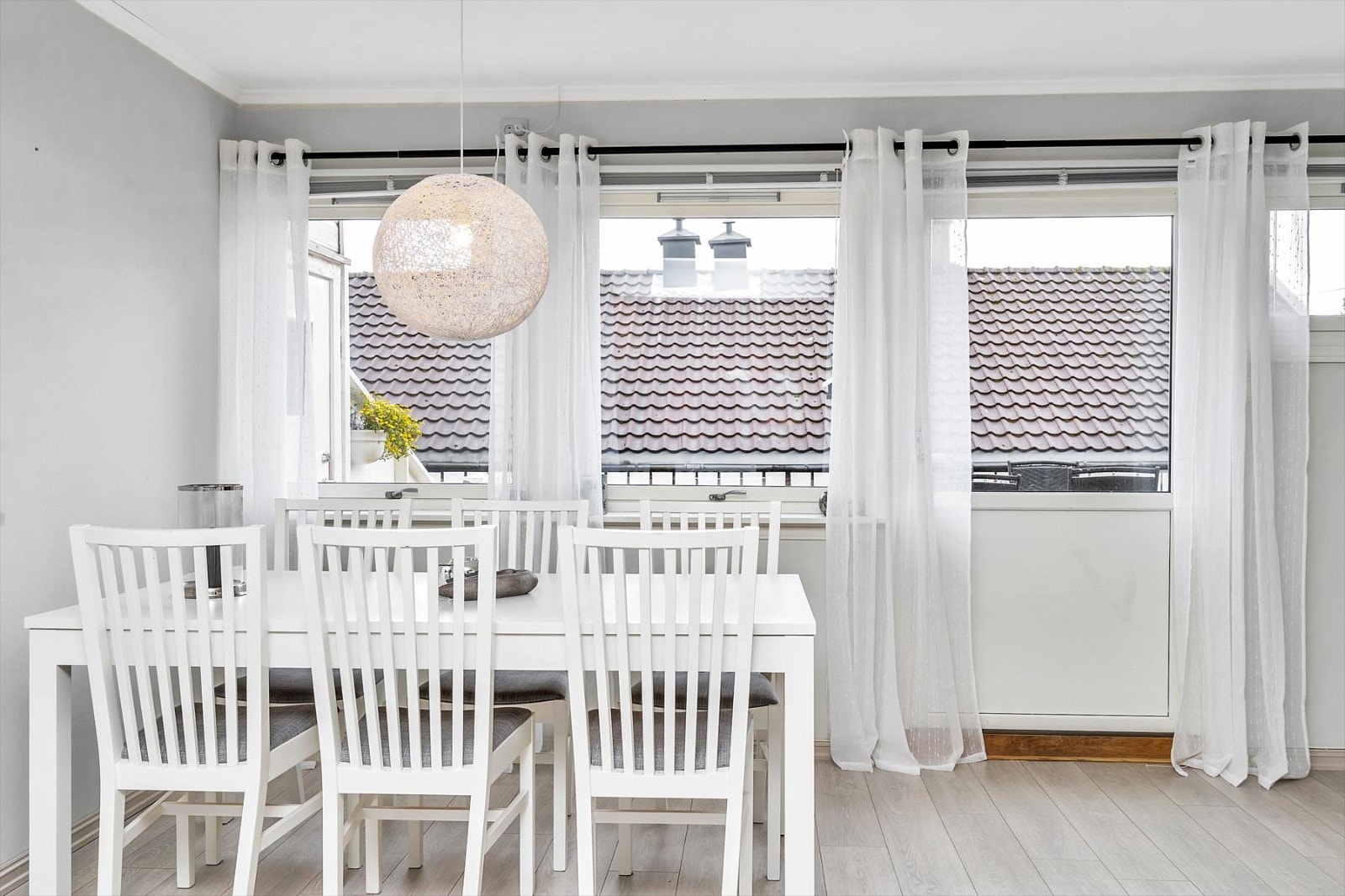 God plass til spisestuemøblement. Utgang til terrasse og hage fra stuen. Galleribilde