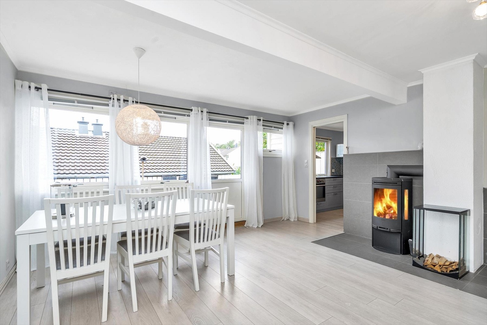 I 1. etasje finner vi en lys og romslig stue i moderne fargevalg. Galleribilde