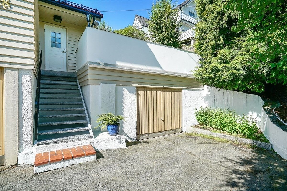 Inngangen (garasjeplassen under terrassen følger ikke med). Galleribilde