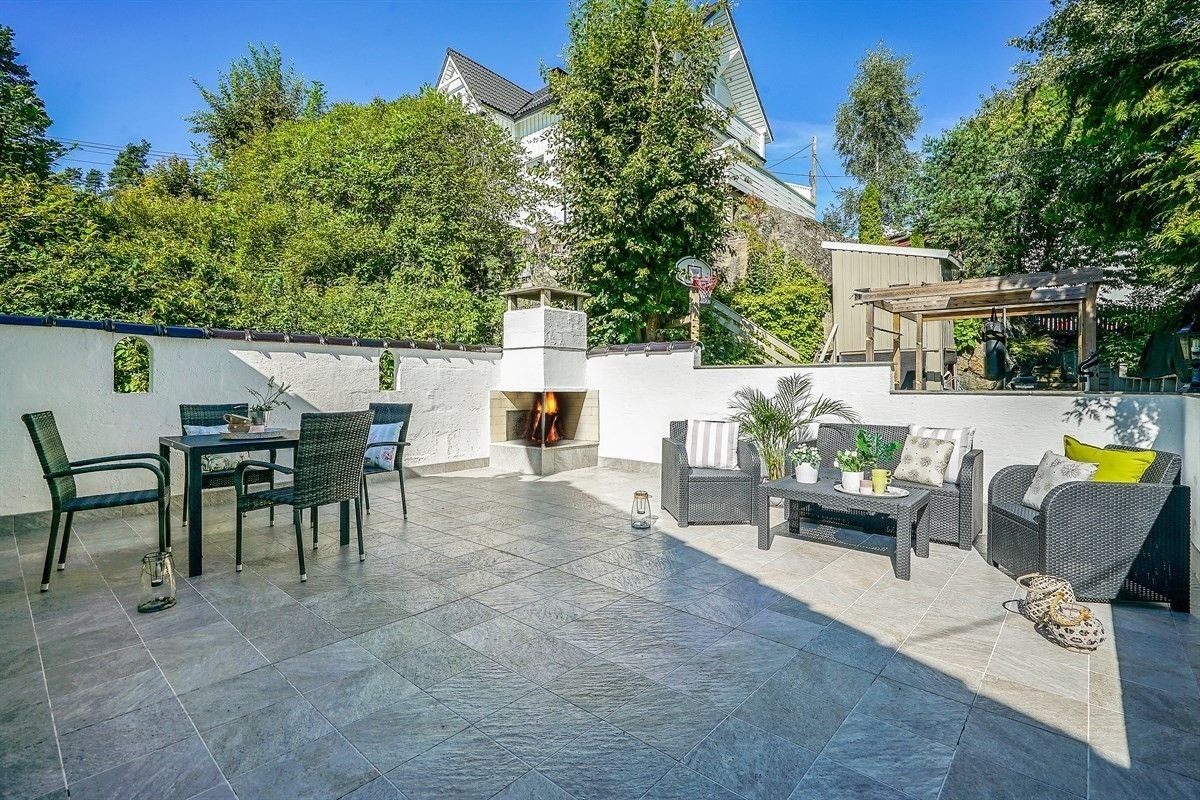 Stor terrasse på på ca. 38 kvm. Her kan du nyte fine sommerdager i solen omringet av naturskjønne omgivelser. Galleribilde