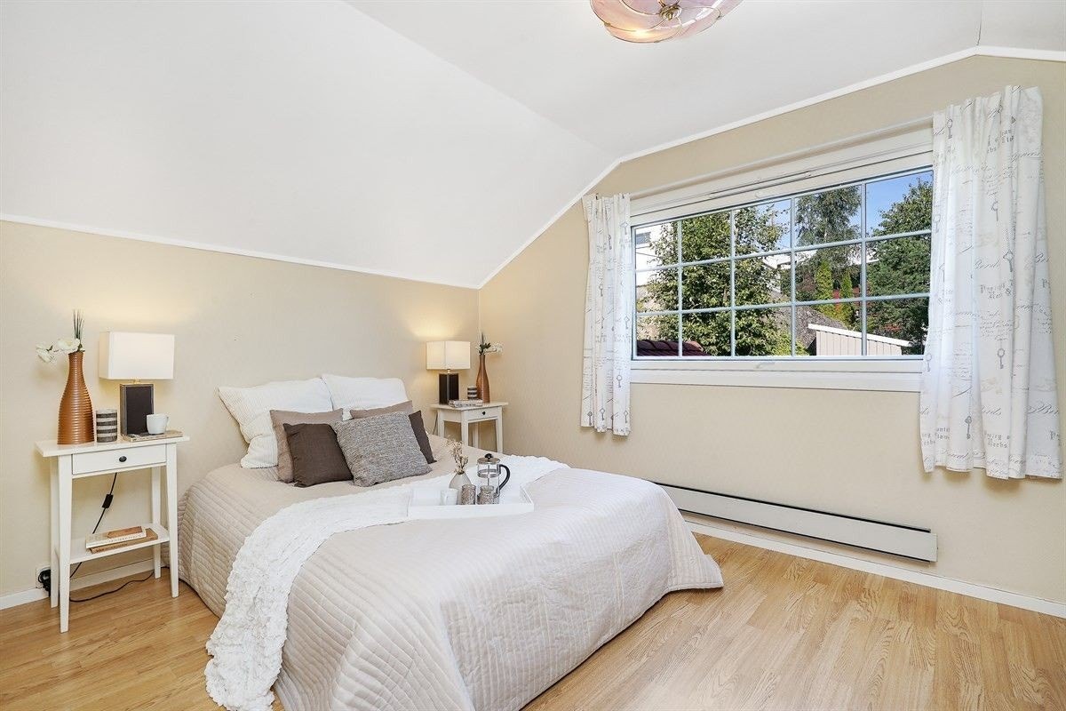 Hovedsoverommet som har god plass for dobbeltseng (to enkeltsenger satt sammen) med tilhørende nattbord. Galleribilde