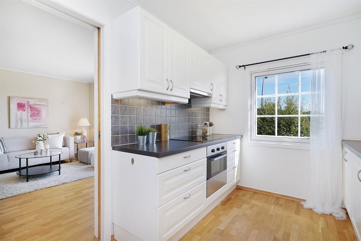 Stort, fint kjøkken med mye skapplass Galleribilde