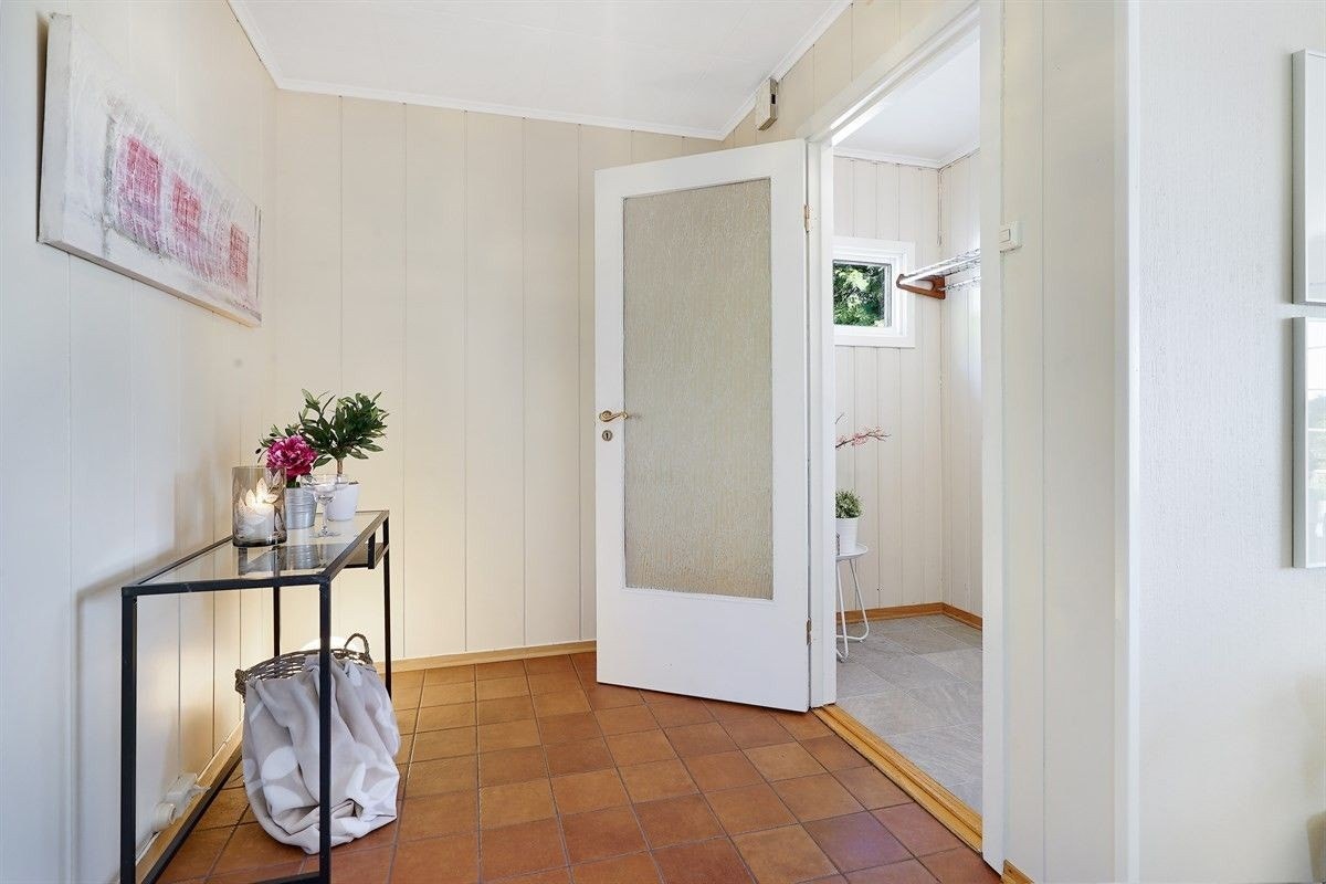 Entré med plass for oppbevaring av ytterbeklednig og skotøy. Glassdøra på bildet er byttet ut med en helt ny dør. Galleribilde