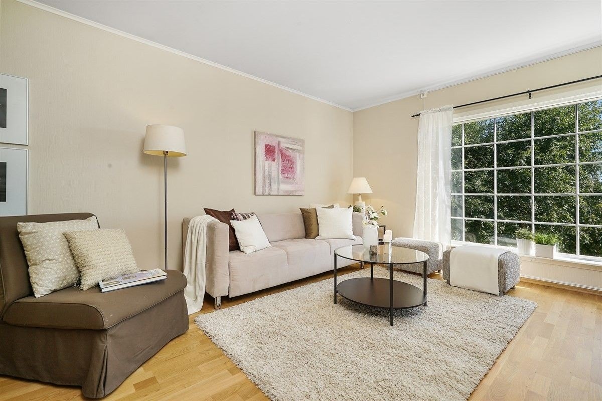 Stor og lys stue med stort vindu Galleribilde