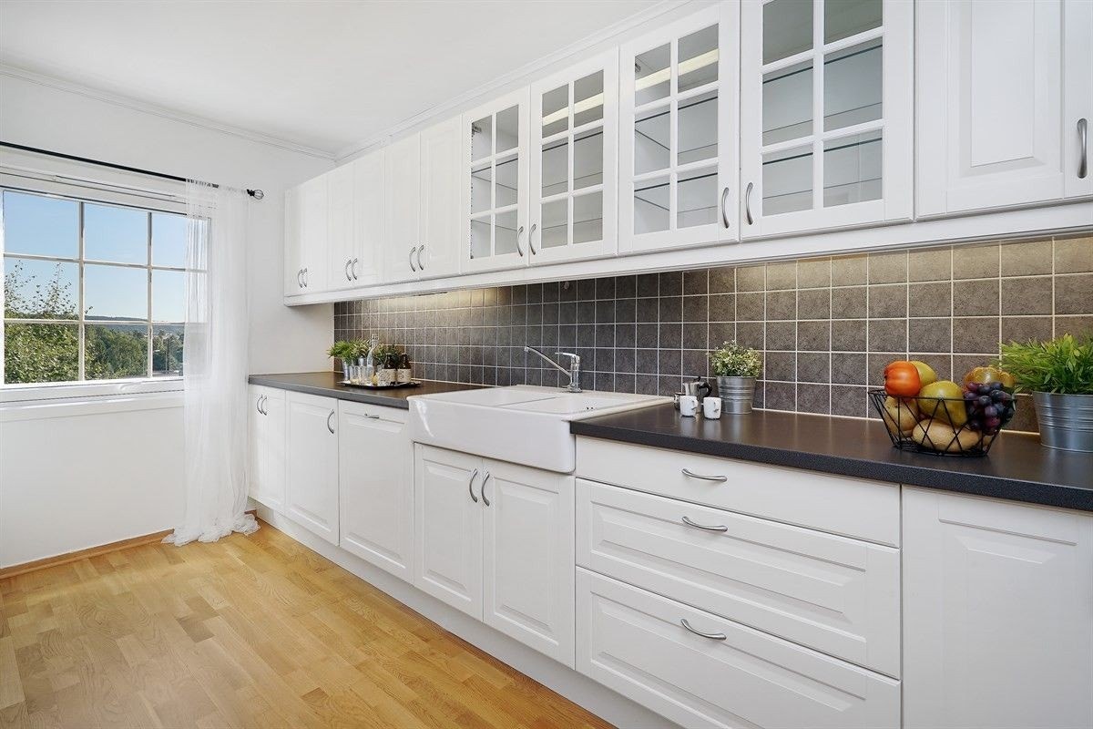 Kjøkkenet er praktisk designet med mye benke- og skapplass. Integrerte hvitevarer. Nytt kjøleskap/kombiskap (frittstående). Galleribilde