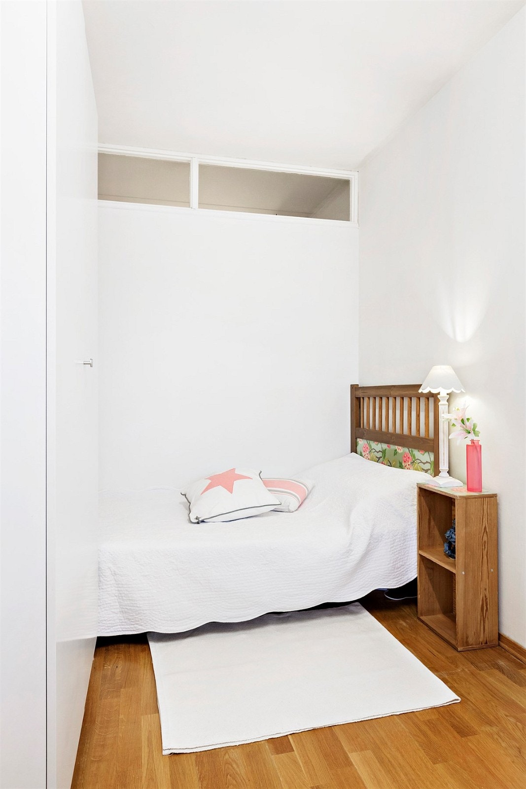 Soverommet har en god størrelse med plass til seng og garderobeskap Galleribilde