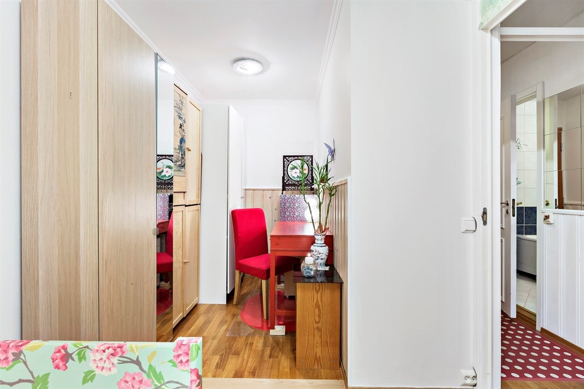 Her får du mer enn god nok plass til seng og garderobeløsninger Galleribilde