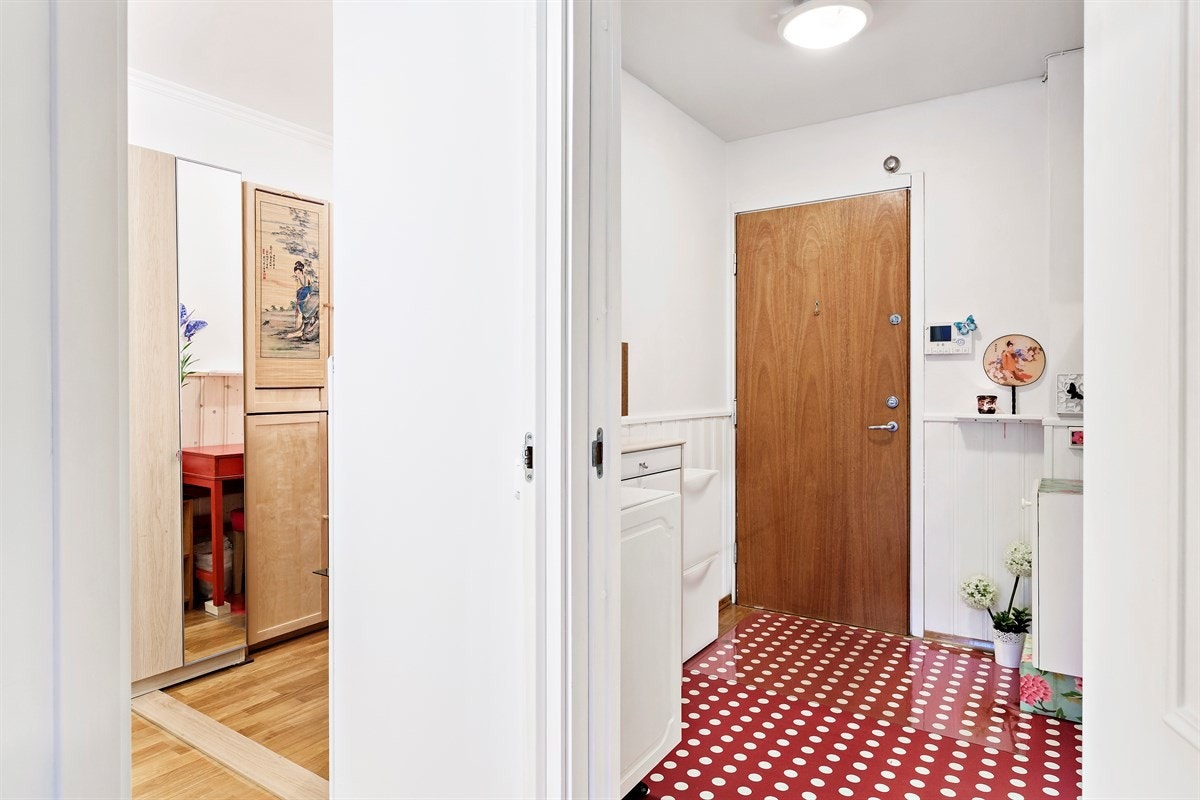 Romslig og innbydende entré med plass til oppbevaring av sko - og ytterbekledning. Om ønskelig har du også plass til garderobeskap Galleribilde