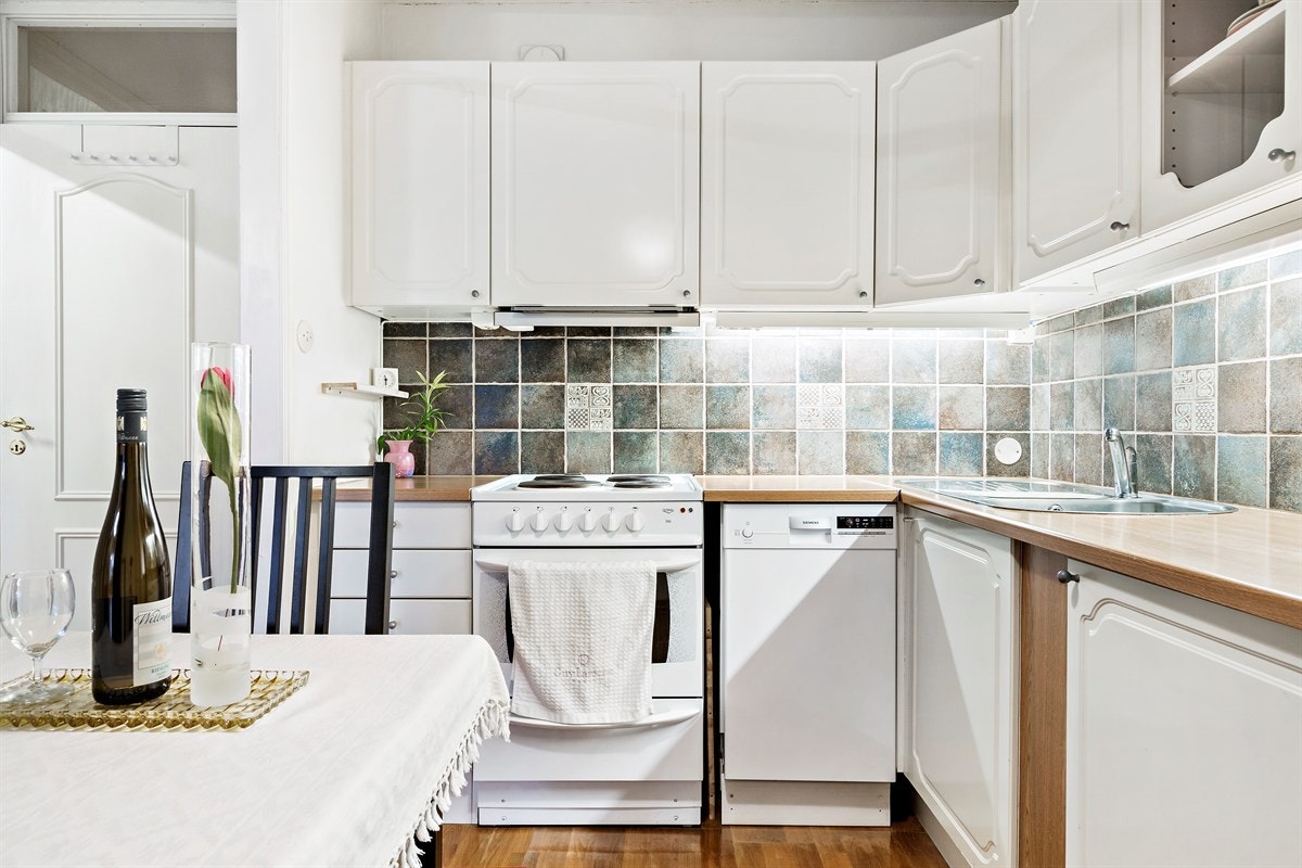 Kjøkkenet har god skap - og benkeplass Galleribilde