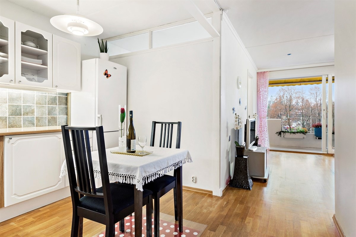 Delvis åpen stue/kjøkken-løsning med spiseplass Galleribilde