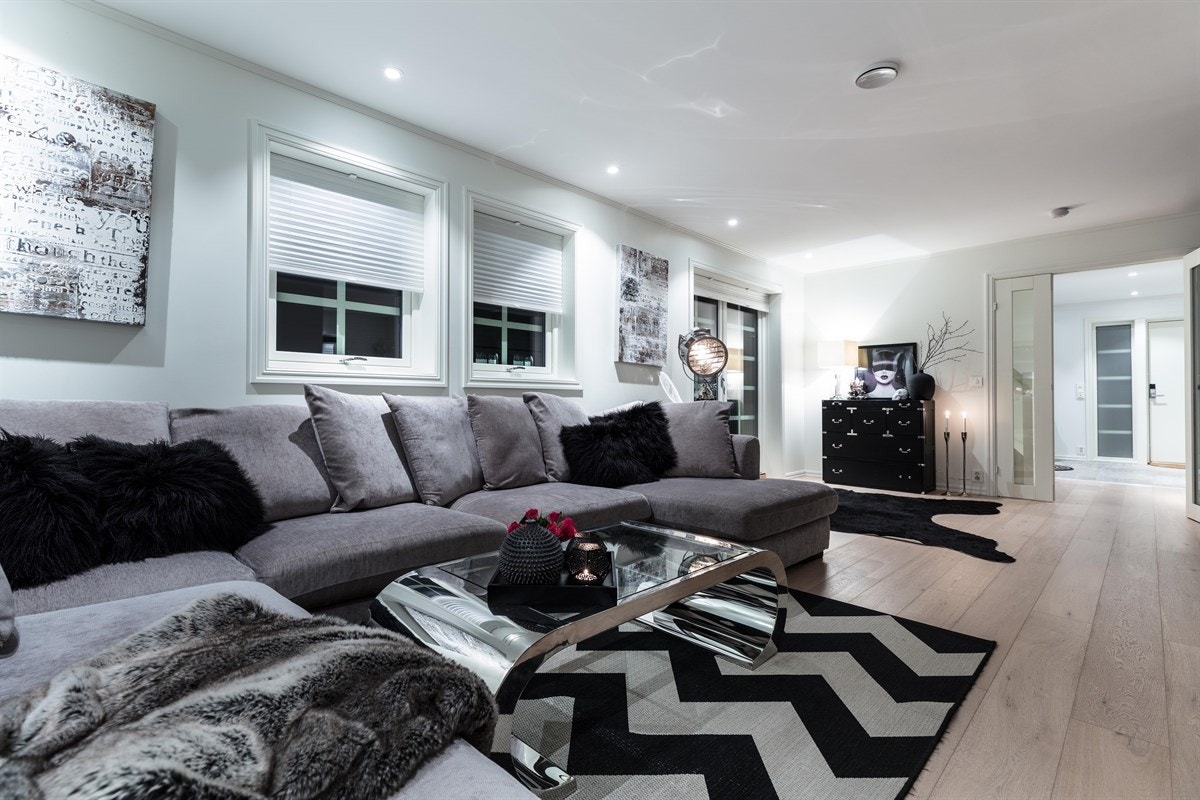 Innvendig fremstår boligen som strøken med et smakfullt og moderne interiør. Her er det bare å flytte rett inn! Galleribilde