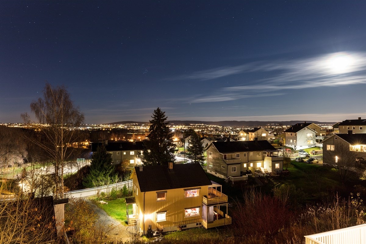 Eiendommen har en høy og solrik beliggenhet med spektakulær utsikt over området mot Lillestrøm. Det hele kan nytes fra en storslått terrasse på ca. 56 kvm som har adkomst fra stuen og gårdsplassen. Galleribilde