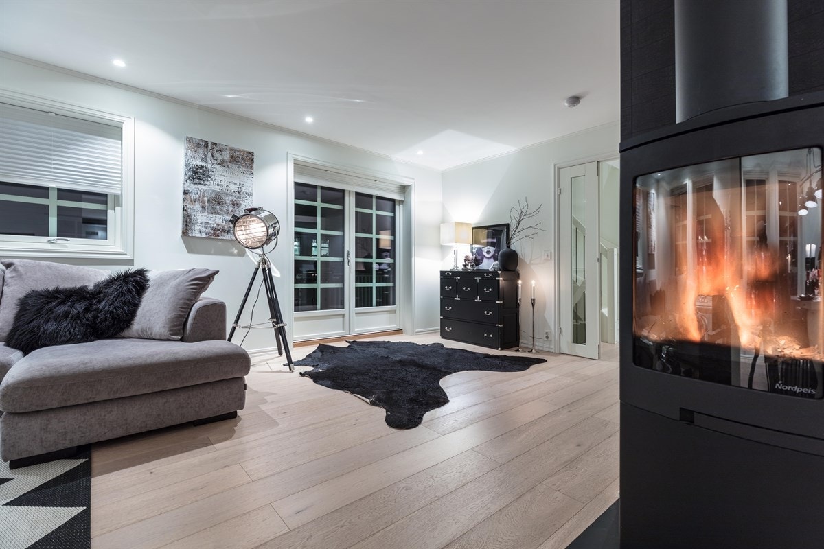 Ved overgangen til spisestuen er det satt inn en moderne peisovn for ekstra varme og hygge. Galleribilde
