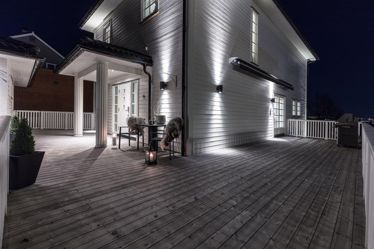 Stor terrasse på ca. 56 kvm som har adkomst fra stuen og gårdsplassen. Galleribilde