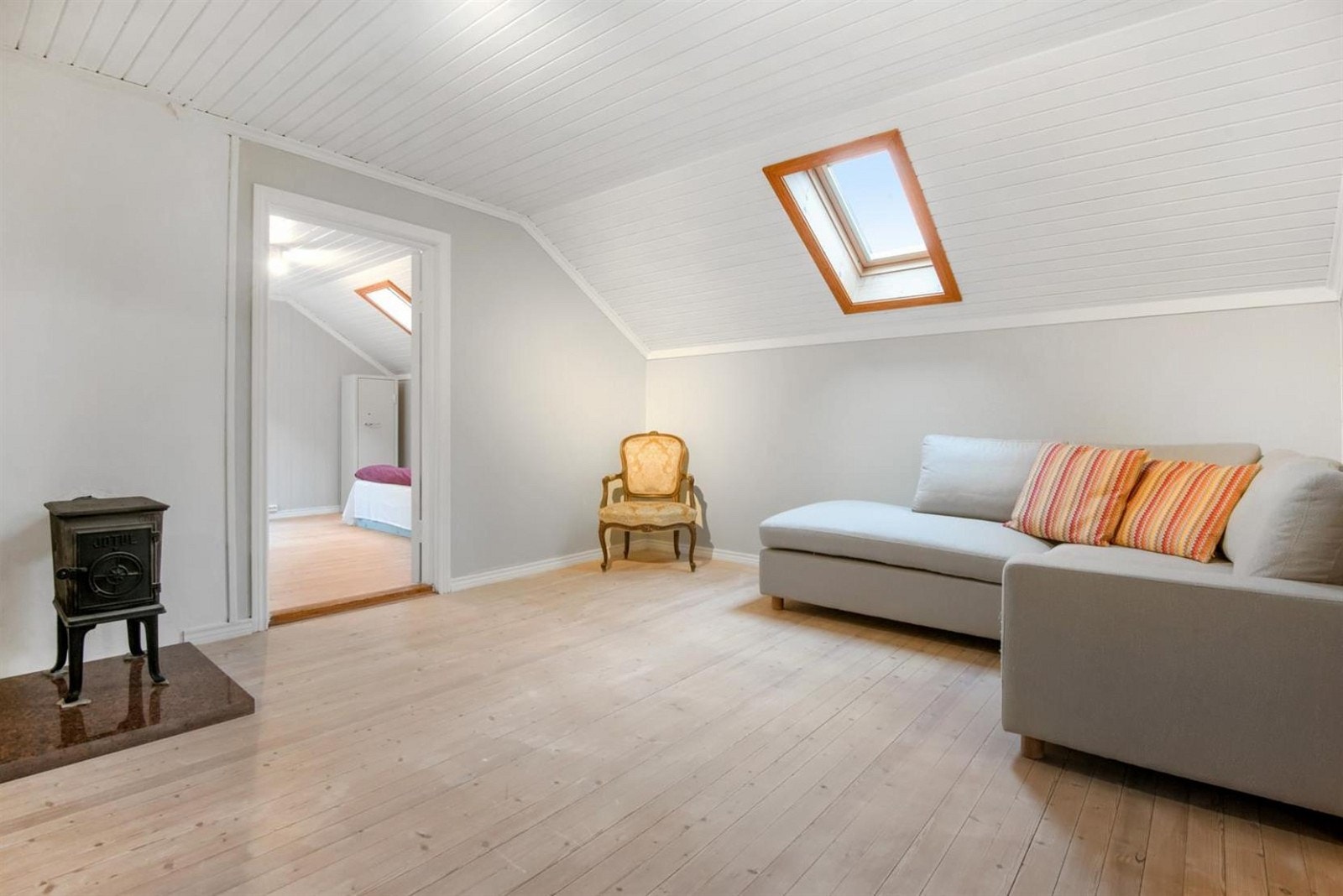 I boligens andre etasje er det en hyggelig stue som ligger som et samlingspunkt mellom soverommene. Galleribilde