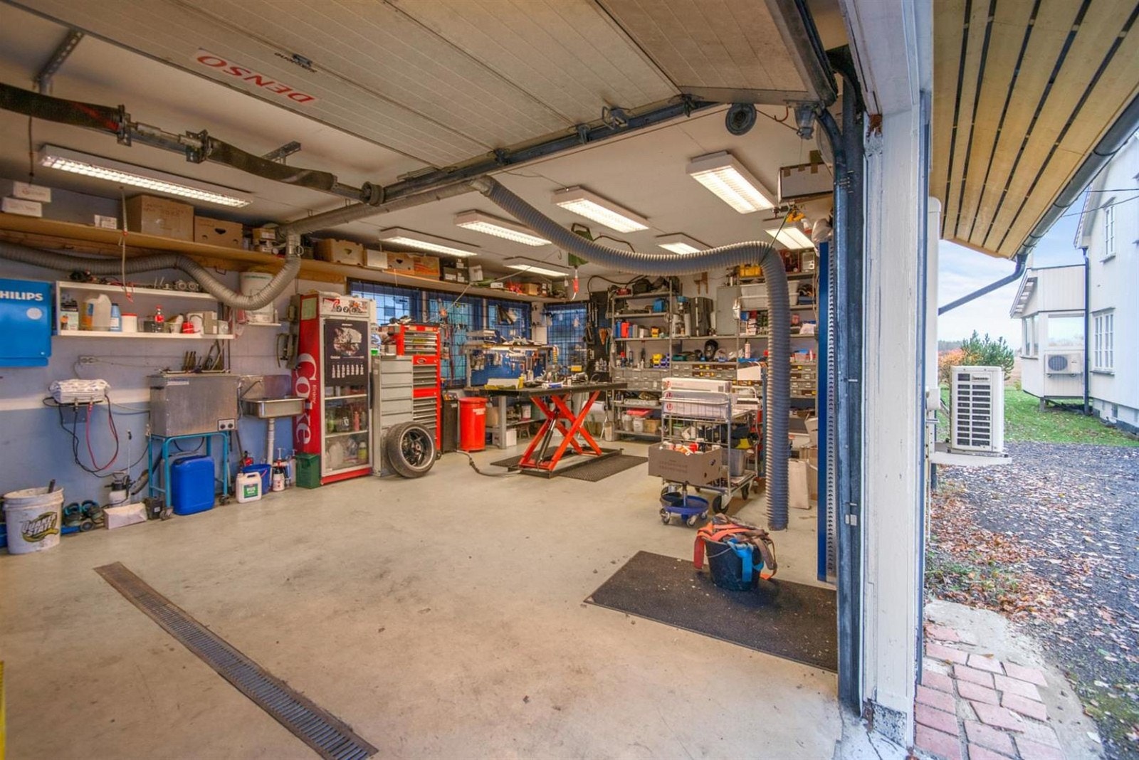 Garasjen/verkstedet er på ca. 50 kvm og har mye lys, vannbåren varme i gulv og varmepumpe. Galleribilde