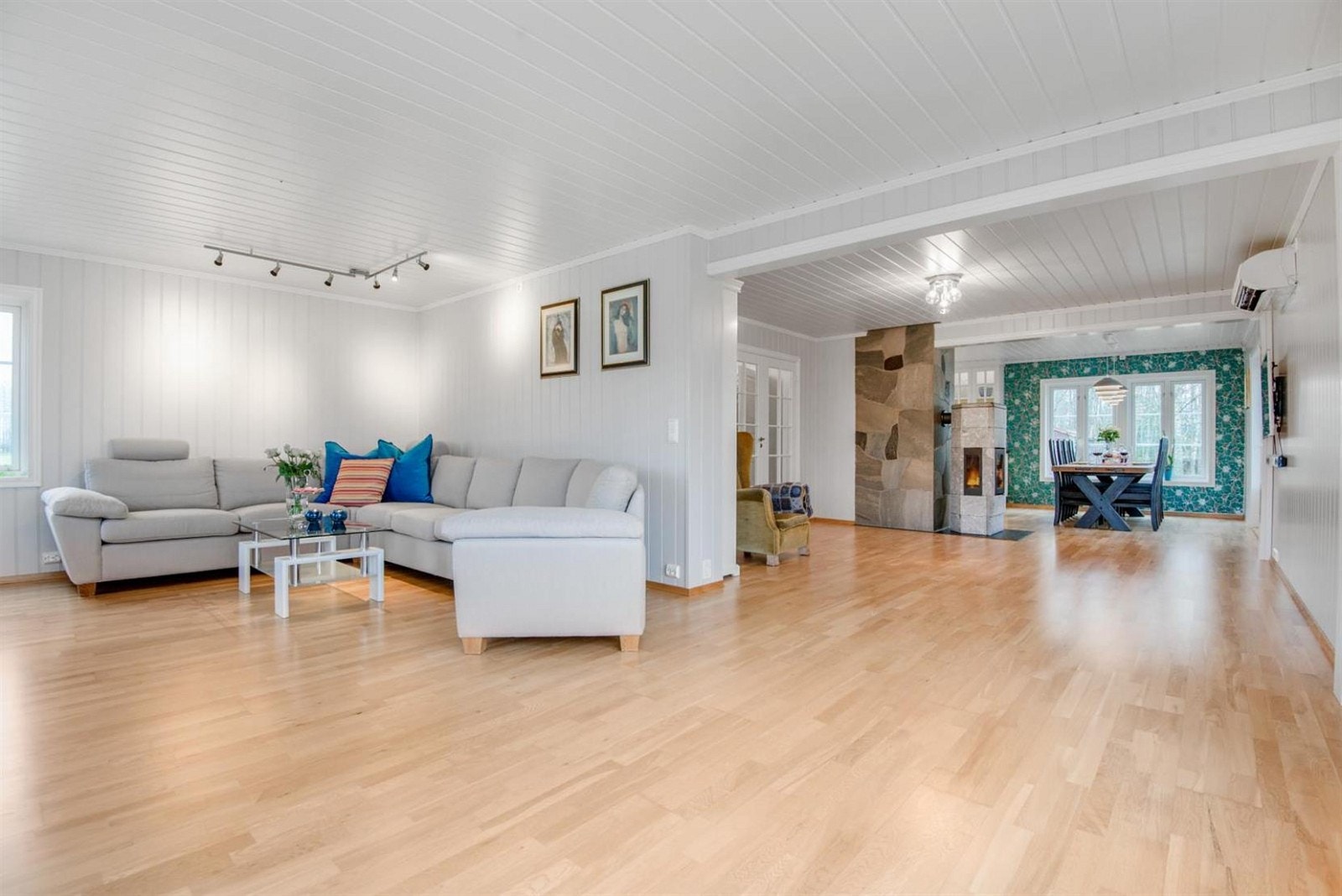 Rommet gir godt med plass for gode stoler, romslig sofa og ett større spisebord. Galleribilde