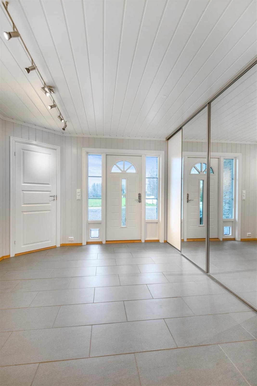 Den store entreen gir et pent førsteinntrykk av boligen. Galleribilde