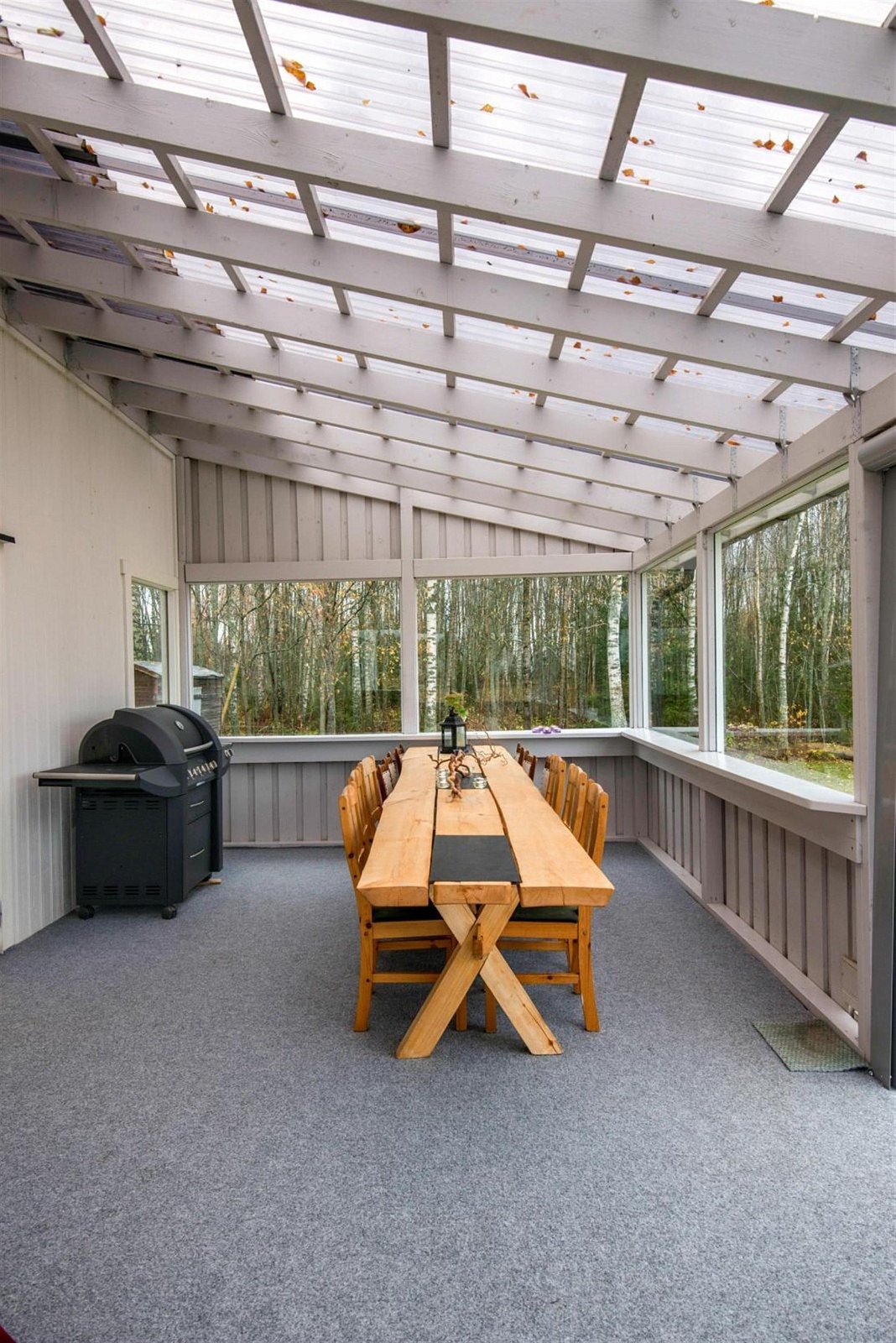 Fra stuen er det utgang til en innglasset veranda på hele 33 kvm hvor utesesongene kan forlenges. Galleribilde