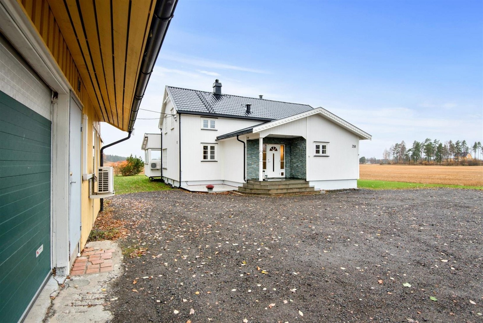 Eneboligen var opprinnelig fra 1947 og ble tilbygd og modernisert i 2010. Galleribilde