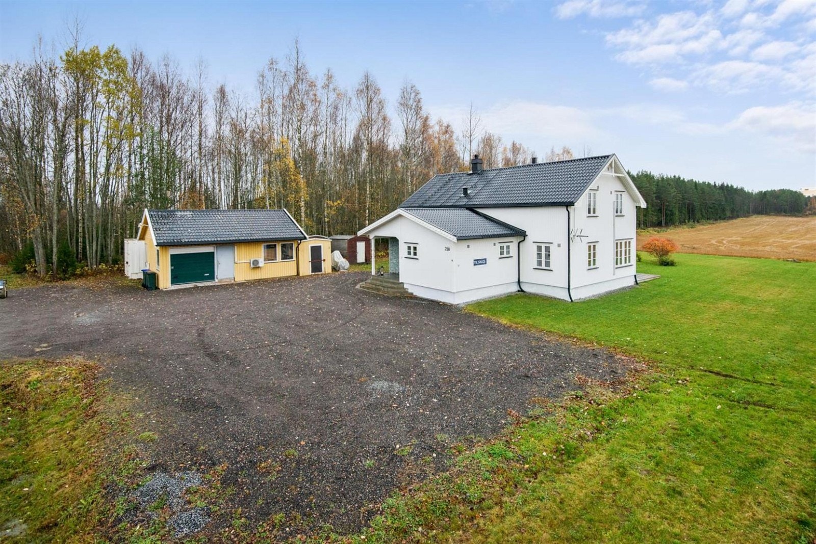 Gårdsplassen er dimensjonert for tunge biler og på eiendommen står det en romslig isolert garasje/verksted. Galleribilde