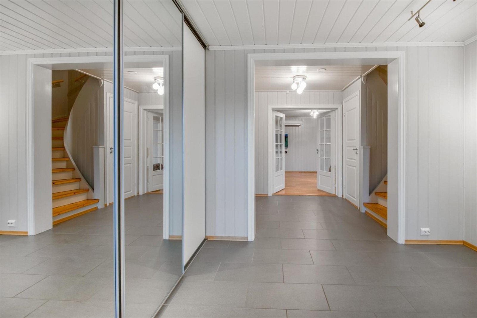 En stor skyvedørsgarderobe med speilfronter gir rikelig med plass for sko og yttertøy. Galleribilde