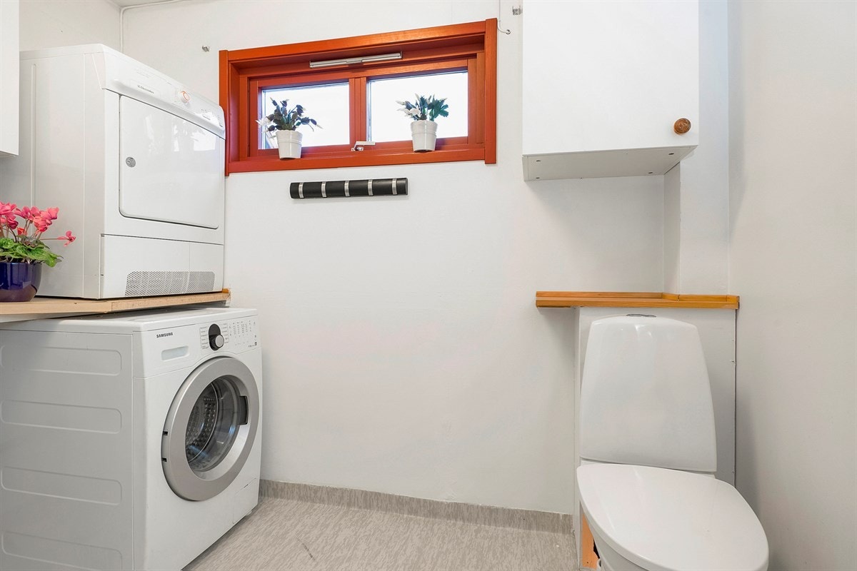 Boligen inneholder to bad og et separat vaskerom/WC. Galleribilde