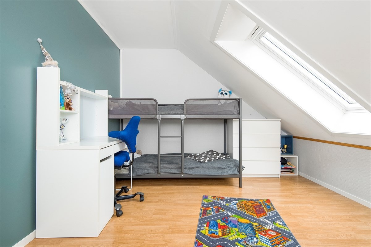 Soverommene i andre etasje har takvindu i skråhimling. Galleribilde
