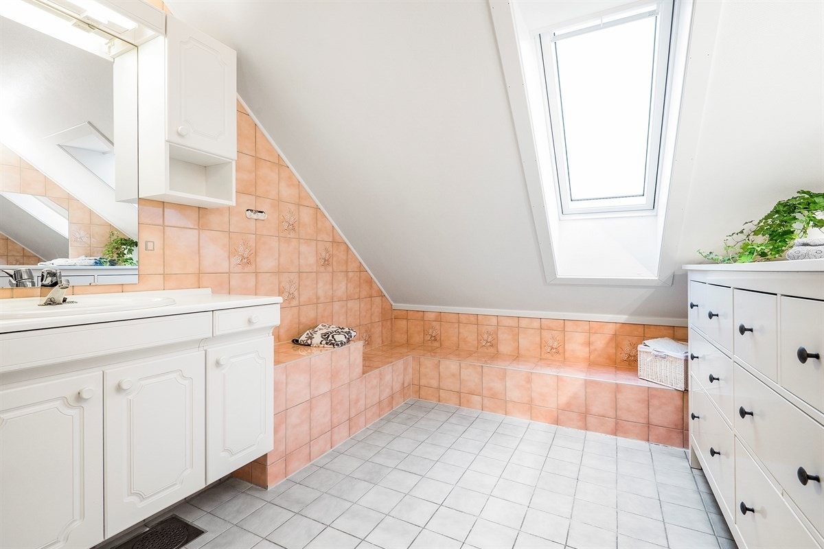 Under vinduet er det benkeløsning. Innredningen består av servantskap og veggskap med profilerte fronter, samt speil med overbelysning. Galleribilde