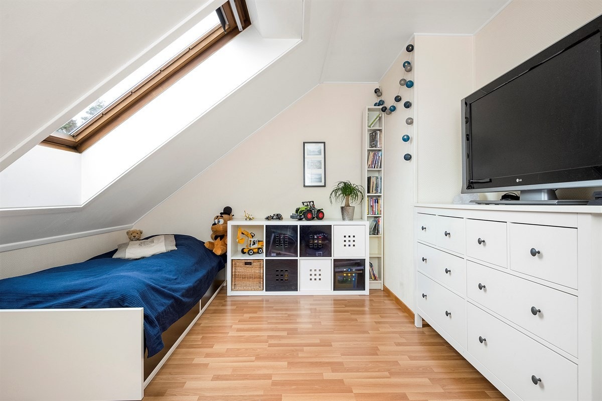 To av soverommene ligger i underetasjen og tre ligger i andre etasje. Galleribilde