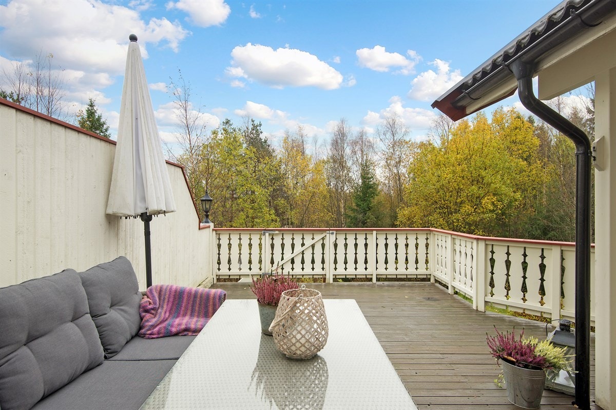 Utvendig har boligen en romslig terrasse, en nyere markterrasse og fin tumleplass i en skjermet hage. Galleribilde