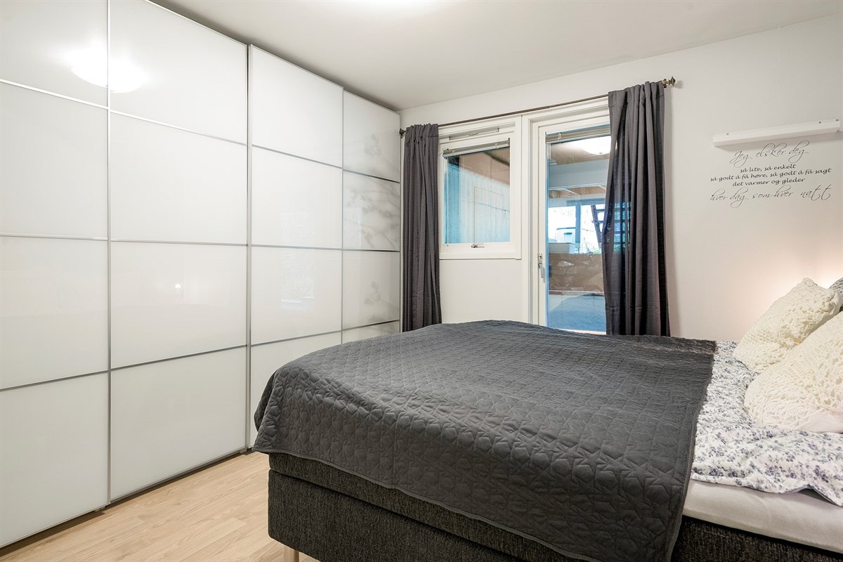 Soverommene i underetasjen har garderobeløsning. Galleribilde