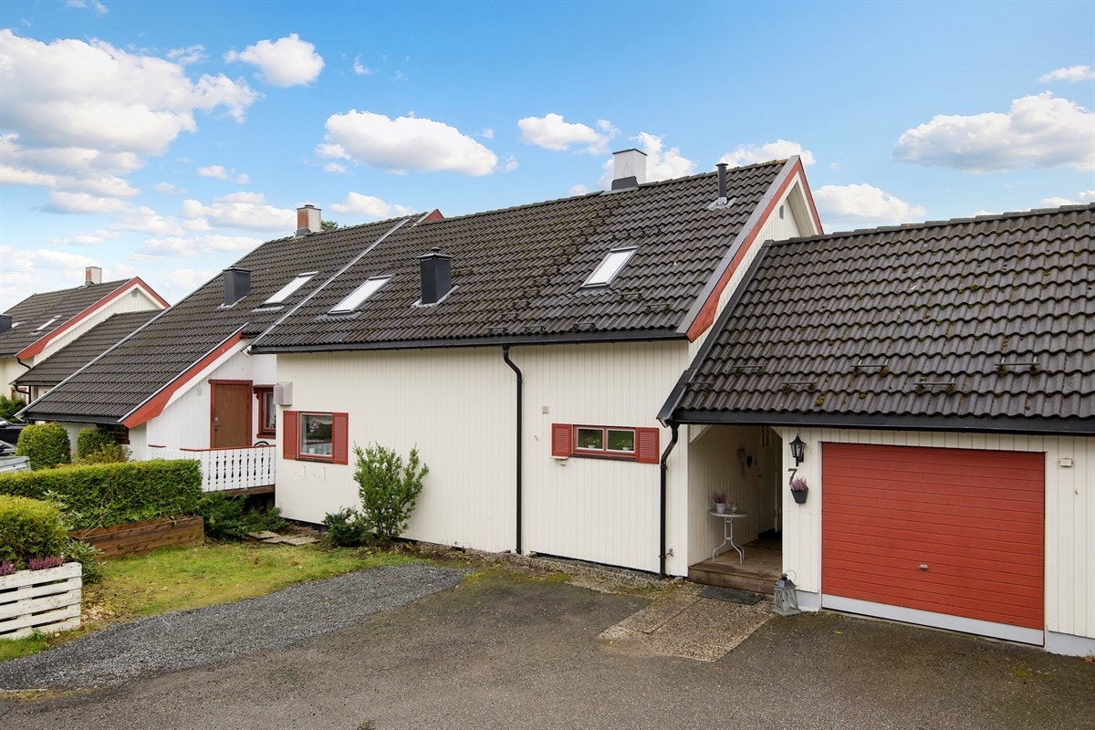 Bjørketunet 7 er en tiltalende enebolig over tre plan med god beliggenhet, grensende til friareal. Galleribilde